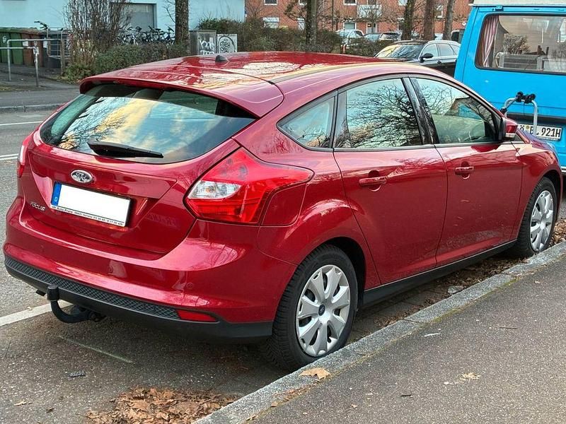 Second-hand Ford Focus 105 CP (77 kW) 2011 Roșu Berlinǎ