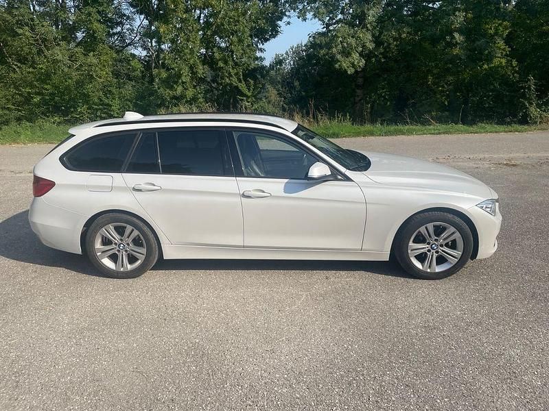 Weiß Gebraucht 2014 BMW 320 Sport Line Kombi | 9.690 € (Guter Preis) - Bild 1/4