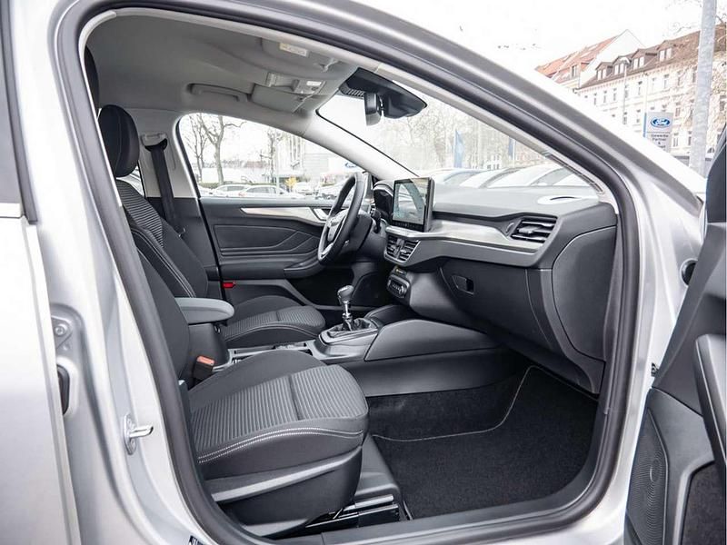 Neu Ford Focus Titanium 125 PS (91 kW) 2025 Moondust silver Limousine