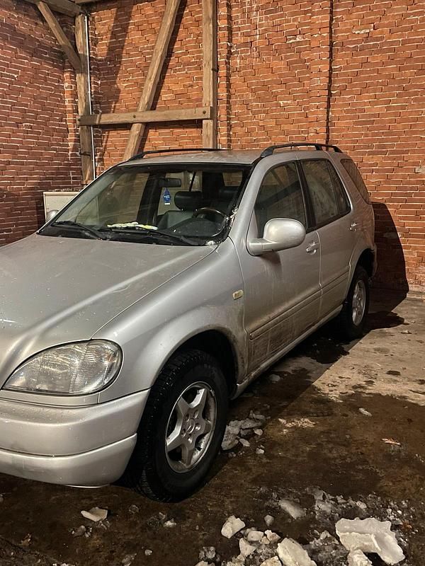Gebraucht Mercedes ML320 218 PS (160 kW) 1999 Silber SUV