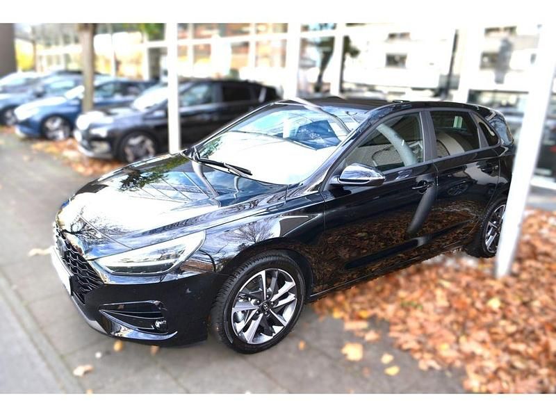 Schwarz Gebraucht 2025 Hyundai i30 Advantage Limousine | 23.890 € (Etwas zu teuer) - Bild 1/4