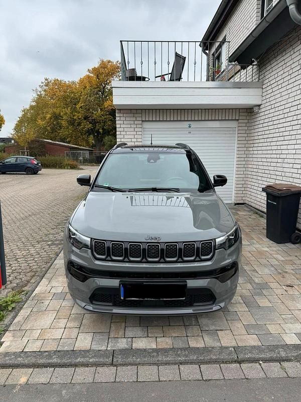 Grau Gebraucht 2022 Jeep Compass SUV | 27.000 € (Fairer Preis) - Bild 1/4