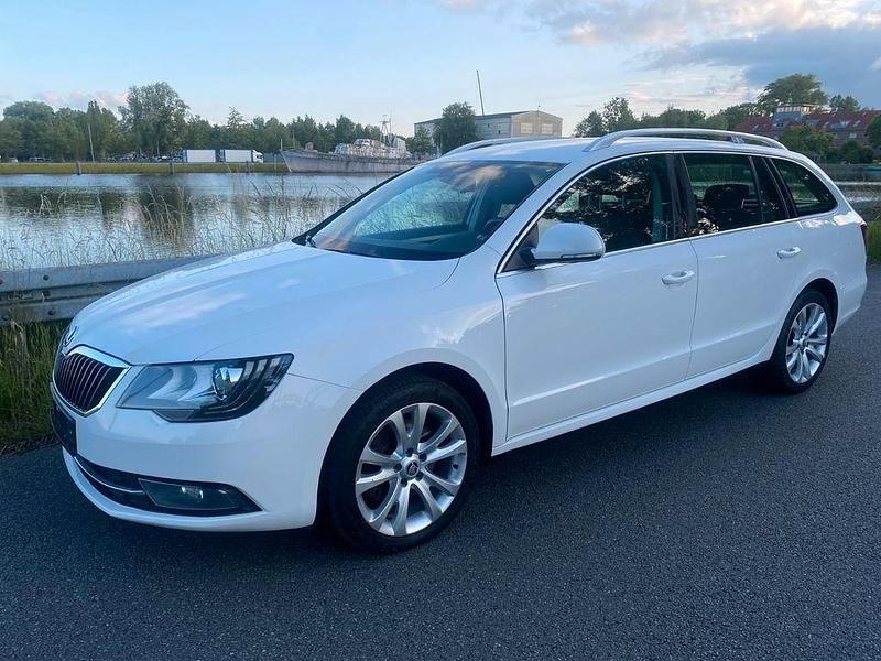 Weiß Gebraucht 2015 Skoda Superb Ambition Kombi | 6.999 € (Fairer Preis) - Bild 1/4