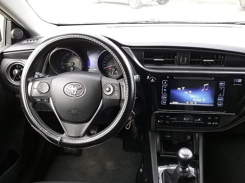 Gebraucht Toyota Auris Comfort 99 PS (72 kW) 2015 Silver metallic Limousine