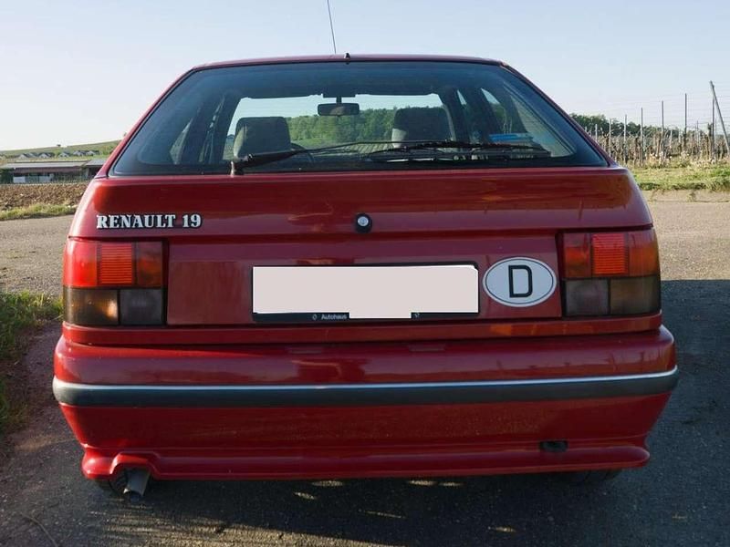Second-hand Renault 19 73 CP (53 kW) 1991 Roșu Berlinǎ