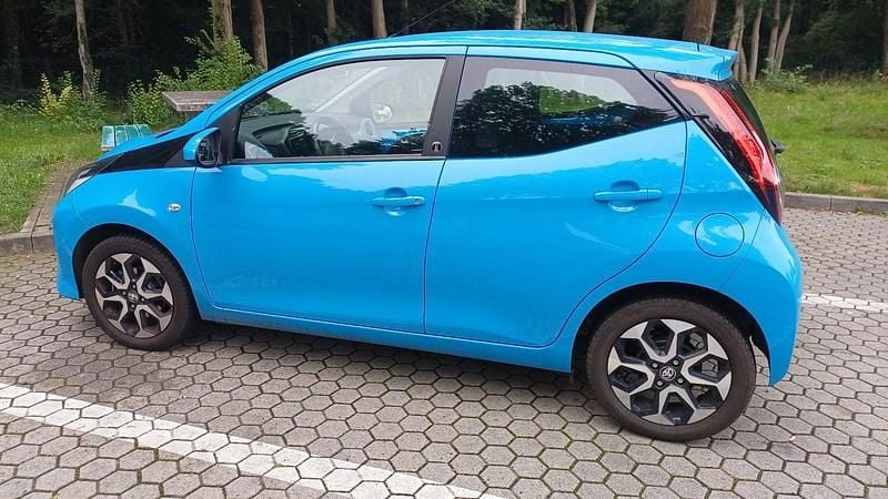 Blau Gebraucht 2020 Toyota Aygo Team Kleinwagen | 10.000 € (Guter Preis) - Bild 1/4