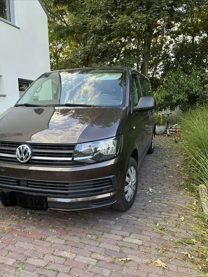Gebraucht VW Multivan Trendline 150 PS (110 kW) 2018 Braun Van / Kleinbus