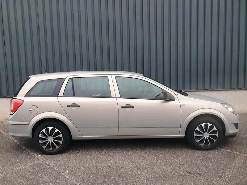 Gebraucht Opel Astra 90 PS (66 kW) 2009 Gold Kombi