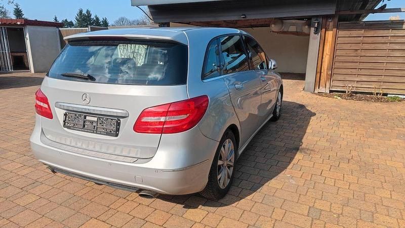 Gebraucht Mercedes B200 156 PS (114 kW) 2013 Silber Van / Kleinbus