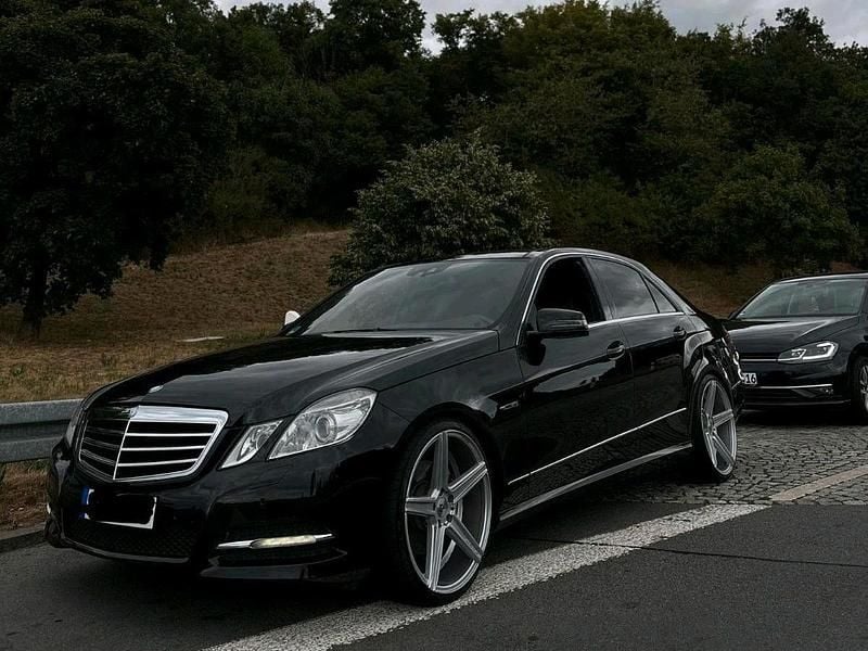 Schwarz Gebraucht 2010 Mercedes E350 Limousine | 9.800 € (Fairer Preis) - Bild 1/4