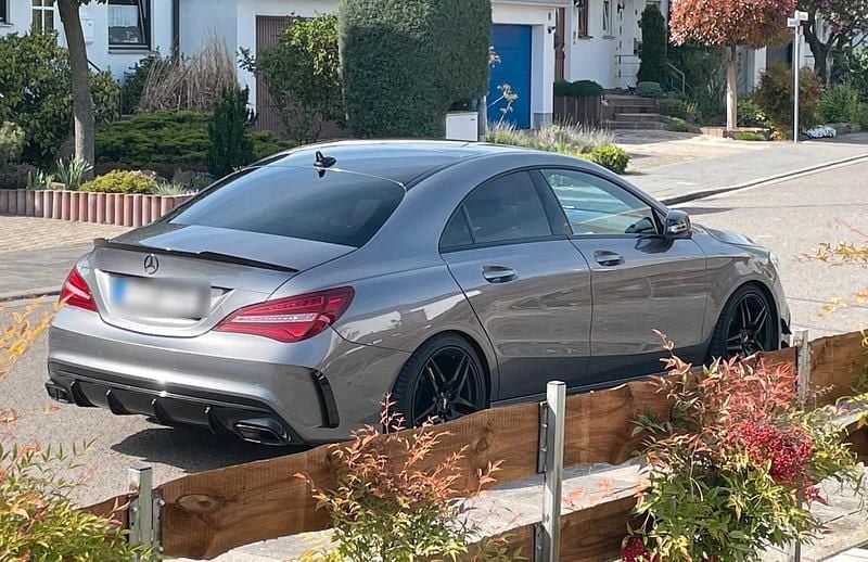 Grau Gebraucht 2018 Mercedes CLA250 AMG Limousine | 26.499 € (Fairer Preis) - Bild 1/4