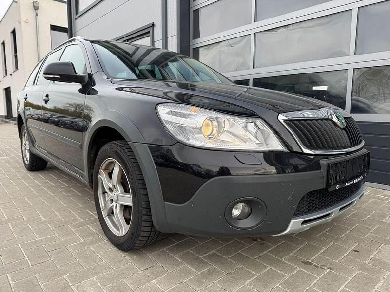 Schwarz Gebraucht 2011 Skoda Octavia Scout 4x4 Kombi | 4.490 € (Teuer) - Bild 1/4