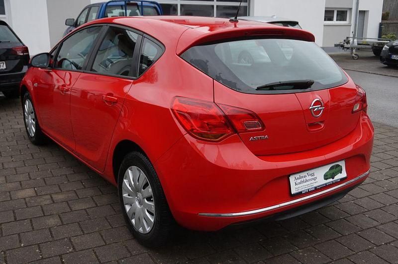 Gebraucht Opel Astra Selection 116 PS (85 kW) 2015 Rot Limousine