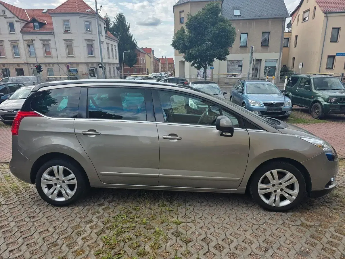 Gebraucht Peugeot 5008 Family 150 PS (110 kW) 2011 Braun Van / Kleinbus