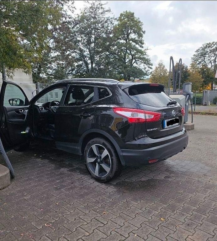 Schwarz Gebraucht 2017 Nissan Qashqai N-Connecta SUV | 13.750 € (Fairer Preis) - Bild 1/4
