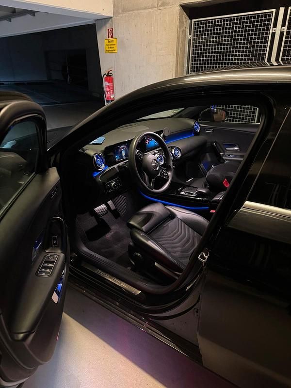 Schwarz Gebraucht 2019 Mercedes A180 Limousine | 20.000 € - Bild 1/4