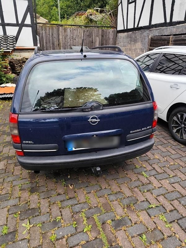 Blau Gebraucht 1999 Opel Omega Kombi | 750 € (Fairer Preis) - Bild 1/4