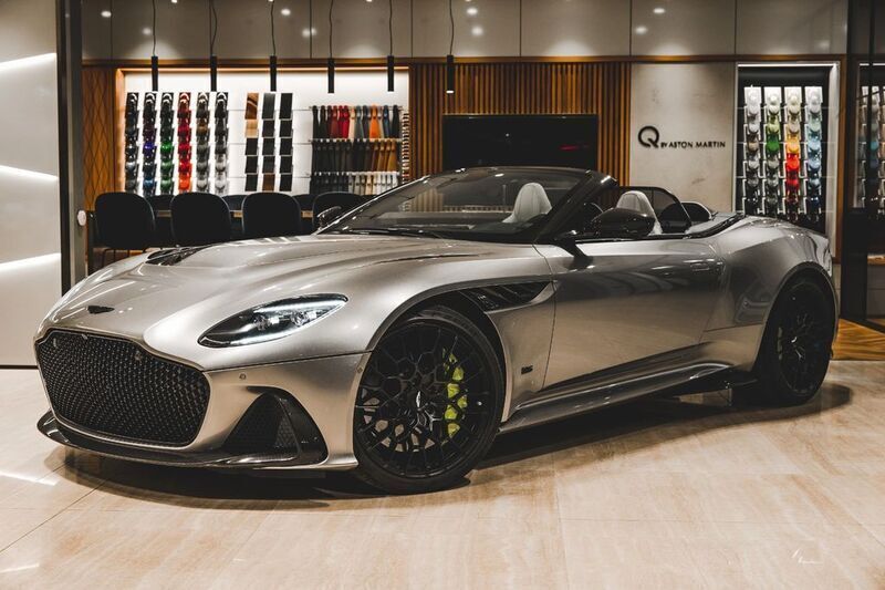 Silber Neu 2024 Aston Martin DBS Cabrio | 404.600 € (Teuer) - Bild 1/4