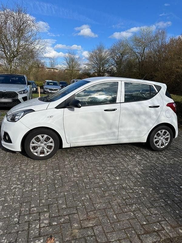 Gebraucht Hyundai i10 67 PS (49 kW) 2016 Weiß Kleinwagen
