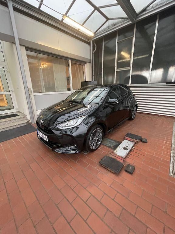 Schwarz Gebraucht 2024 Toyota Yaris Hybrid Style Limousine | 23.789 € (Superpreis) - Bild 1/4