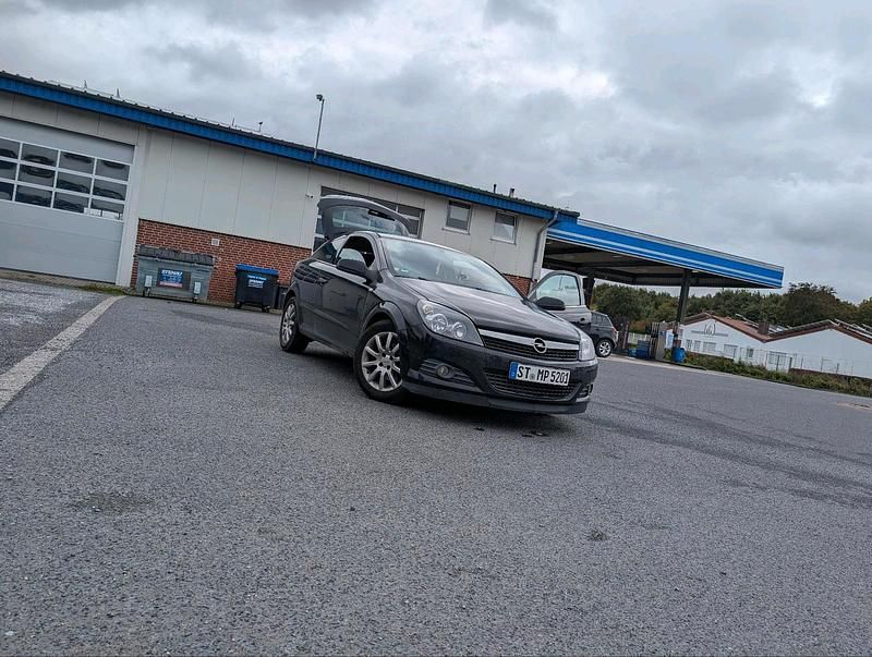 Schwarz Gebraucht 2009 Opel Astra GTC Coupé | 2.350 € (Fairer Preis) - Bild 1/4