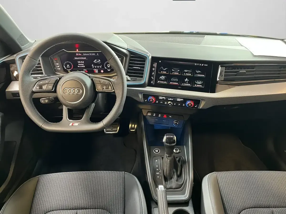 Neu Audi A1 Advanced 150 PS (110 kW) 2026 Distriktgrün metallic (metallic) SUV