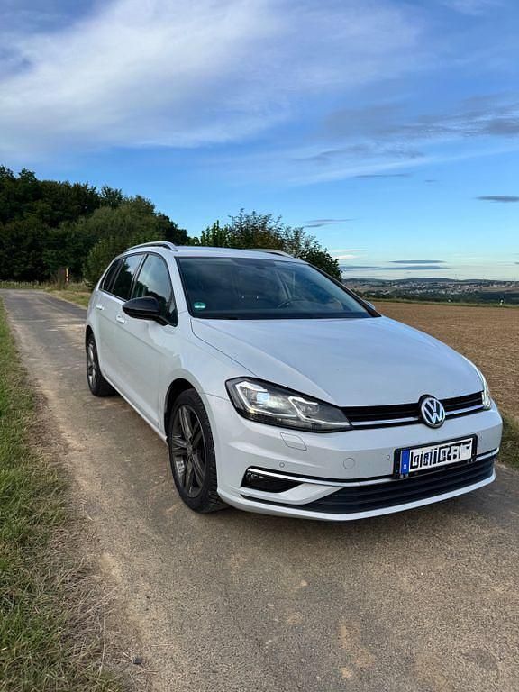 Weiß Gebraucht 2017 VW Golf VII Comfortline Kombi | 15.700 € (Etwas zu teuer) - Bild 1/4