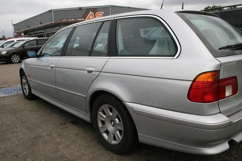 Gebraucht BMW 525 163 PS (119 kW) 2003 Titansilber metallic Kombi