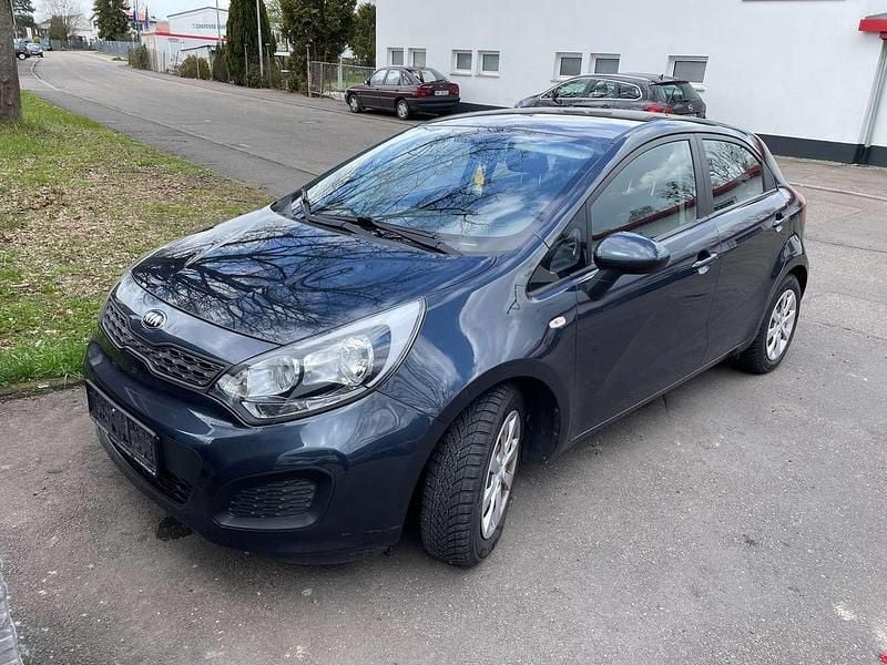 Gebraucht Kia Rio Attract 86 PS (63 kW) 2014 (bla) formal deep blue Kleinwagen