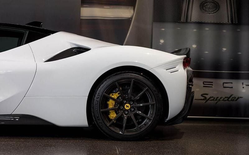 Gebraucht Ferrari SF90 1001 PS (736 kW) 2024 Weiß Coupé