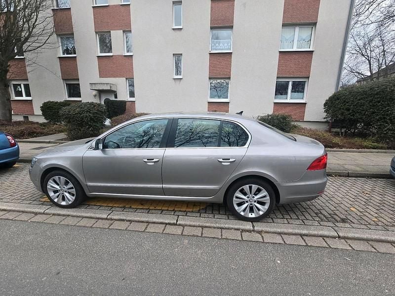 Gebraucht Skoda Superb 170 PS (125 kW) 2014 Grau Limousine