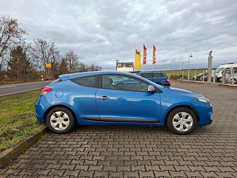 Gebraucht Renault Mégane III Dynamique 106 PS (77 kW) 2012 Blau Coupé