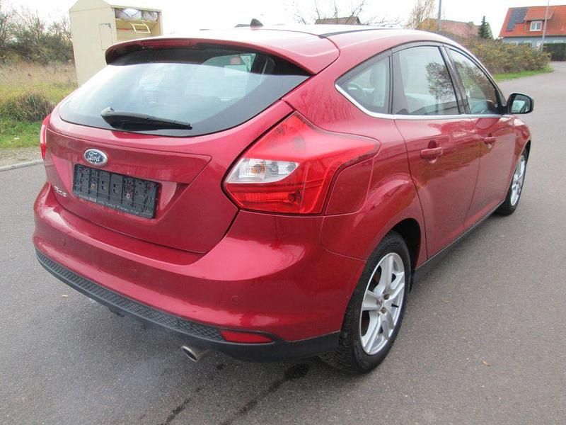 Gebraucht Ford Focus Titanium 150 PS (110 kW) 2011 Rot Limousine