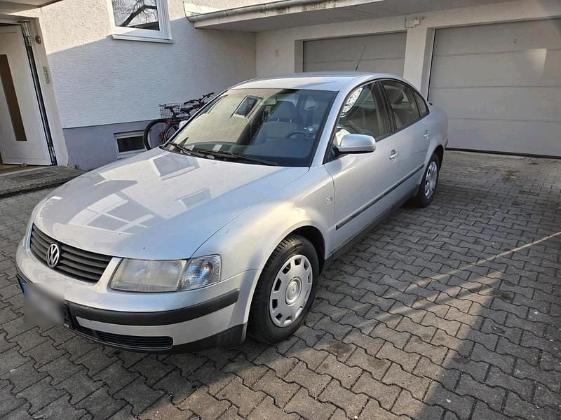 Second-hand VW Passat 110 CP (80 kW) 2000 Argintiu Berlinǎ