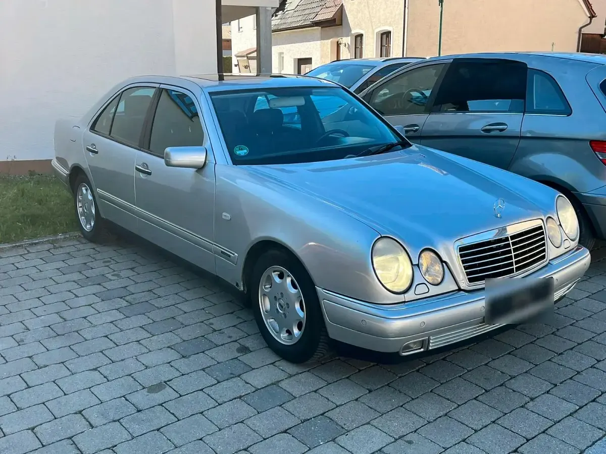 Gebraucht Mercedes E240 Avantgarde 170 PS (125 kW) 1998 Silber Limousine