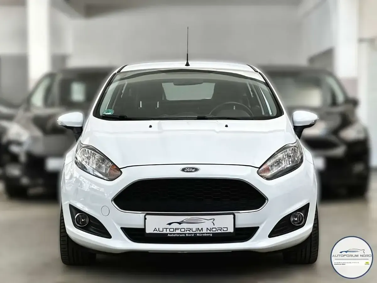 Gebraucht Ford Fiesta Celebration 101 PS (74 kW) 2017 Weiß Kleinwagen