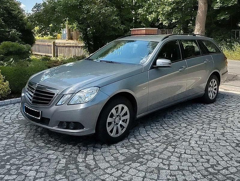 Grau Gebraucht 2010 Mercedes E200 Kombi | 11.600 € (Fairer Preis) - Bild 1/4