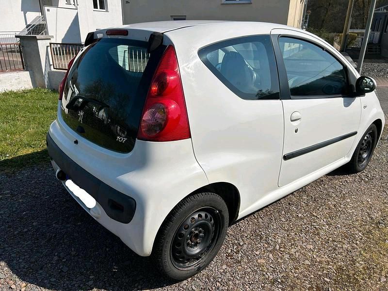 Gebraucht Peugeot 107 68 PS (50 kW) 2009 Weiß Kleinwagen