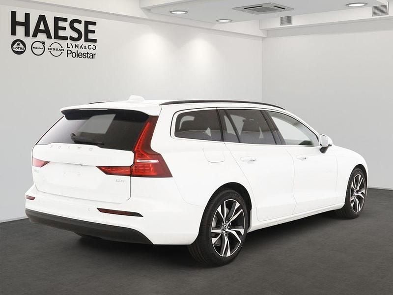 Gebraucht Volvo V60 Core 197 PS (144 kW) 2024 Crystal white pearl / metallic Kombi