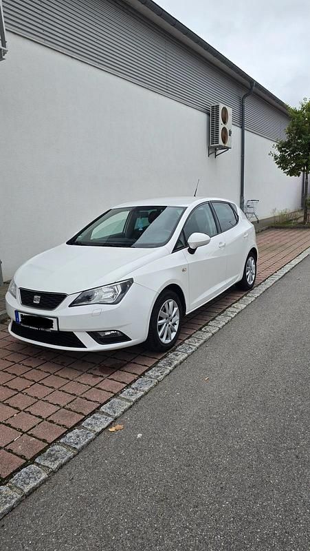 Weiß Gebraucht 2013 Seat Ibiza Kleinwagen | 4.800 € (Fairer Preis) - Bild 1/4