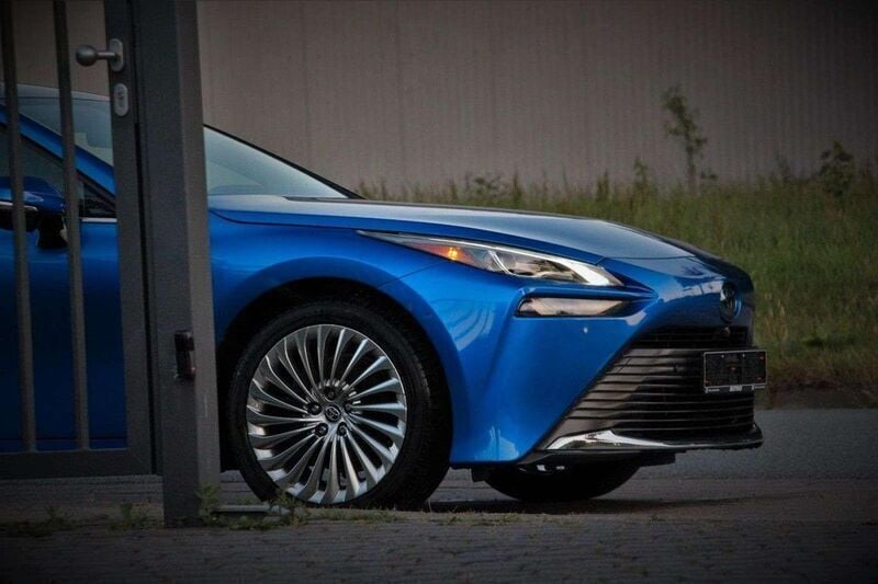 Blau Gebraucht 2021 Toyota Mirai Advance Limousine | 23.990 € - Bild 1/4