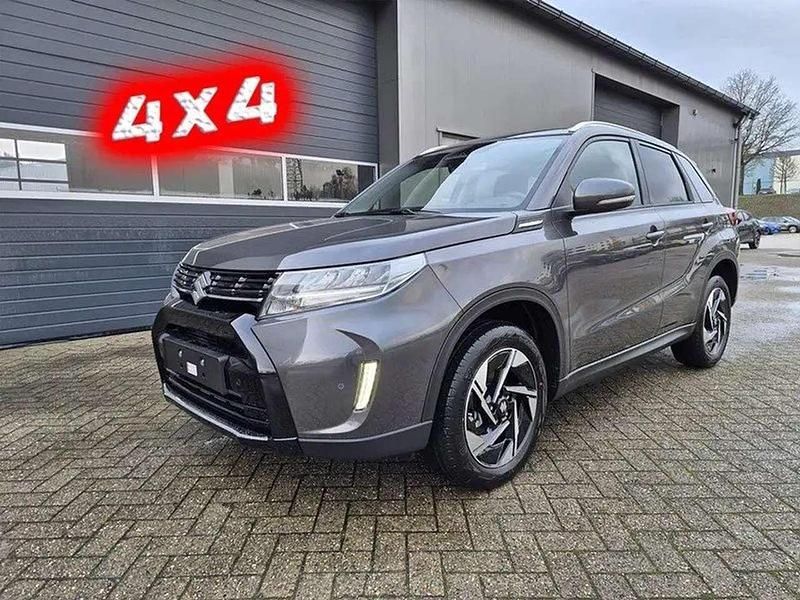 Titan dark gray pearl metallic Neu 2025 Suzuki Vitara Comfort+ SUV | 28.490 € (Fairer Preis) - Bild 1/4
