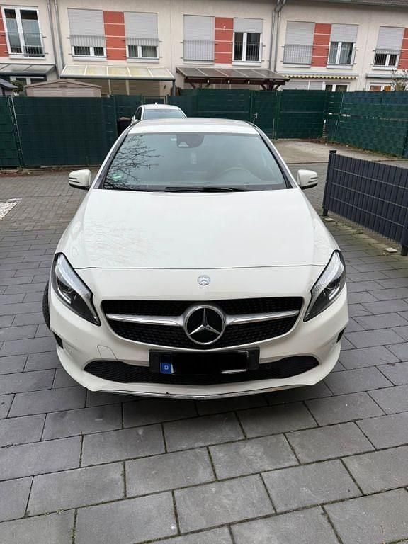 Gebraucht Mercedes A180 Urban 109 PS (80 kW) 2016 Weiß Limousine