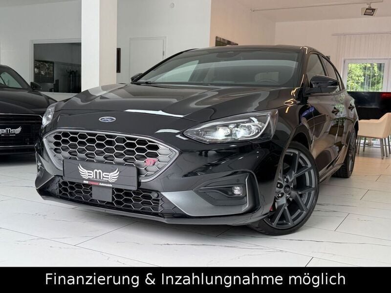 Obsidianschwarz metallic Gebraucht 2021 Ford Focus ST Limousine | 26.475 € (Guter Preis) - Bild 1/4