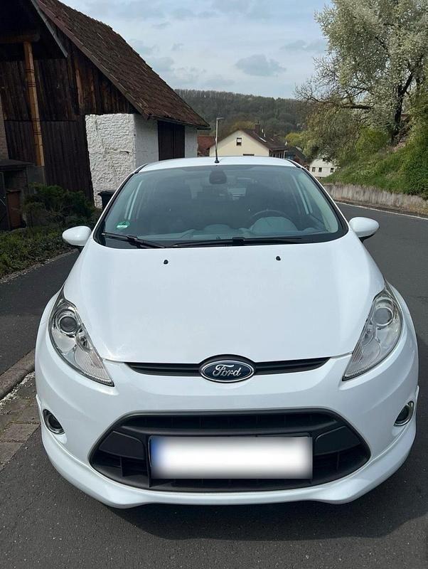 Gebraucht Ford Fiesta 82 PS (60 kW) 2011 Weiß Kleinwagen