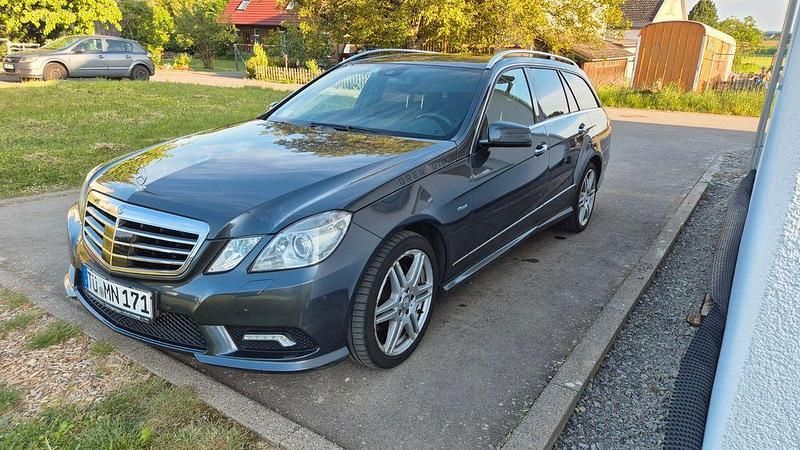 Grau Gebraucht 2010 Mercedes E350 Avantgarde Kombi | 11.300 € (Fairer Preis) - Bild 1/4