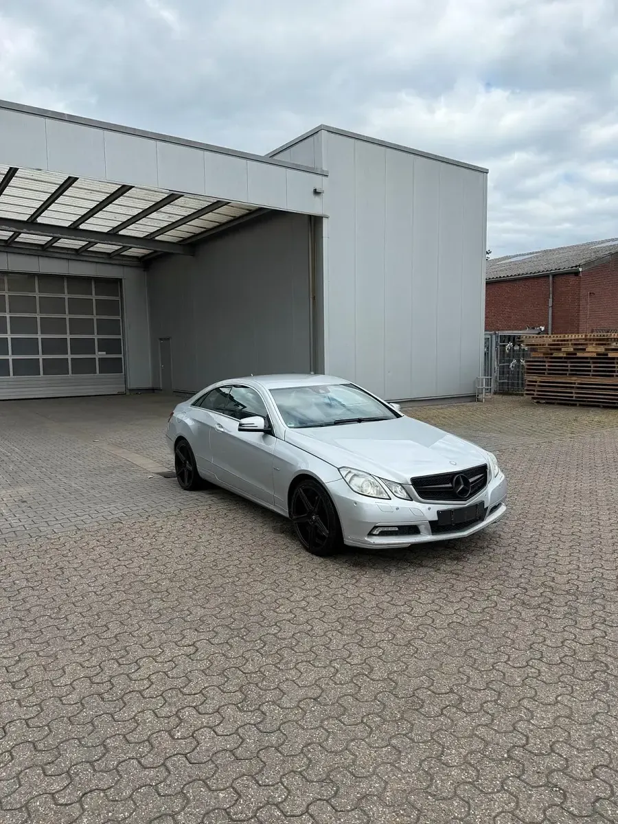 Gebraucht Mercedes E250 204 PS (150 kW) 2012 Silber Coupé