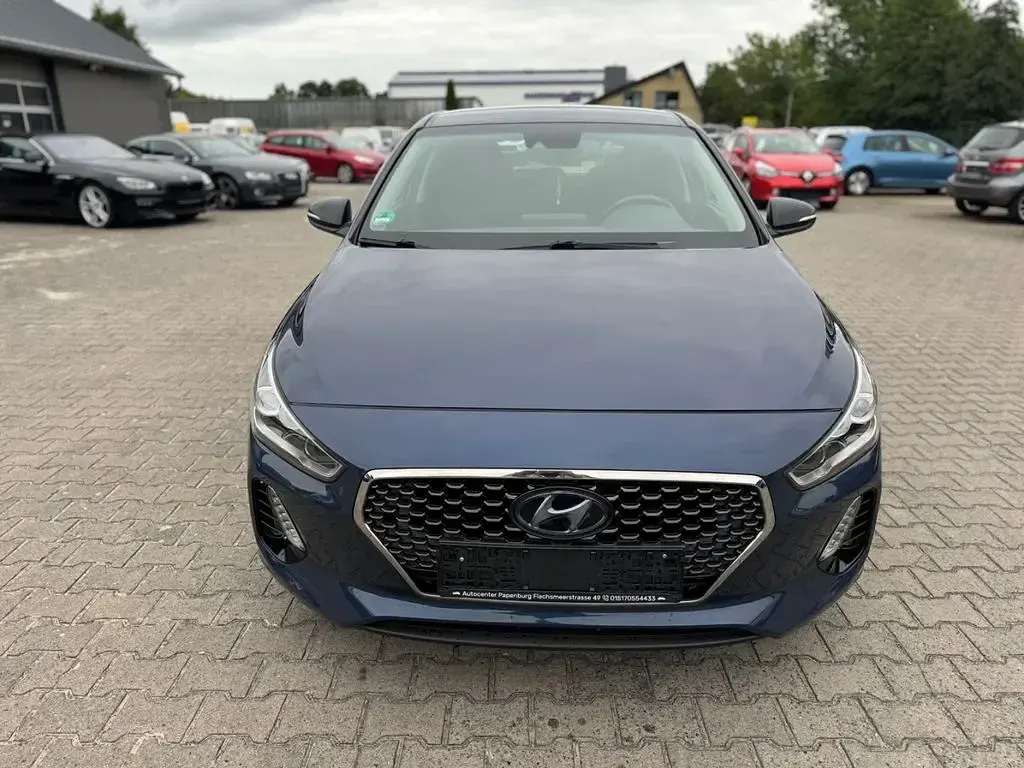 Gebraucht Hyundai i30 Intro Edition 120 PS (88 kW) 2017 Blau Limousine