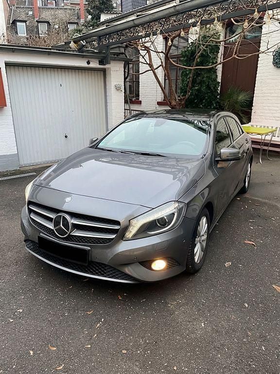 Grau Gebraucht 2013 Mercedes A180 Limousine | 10.700 € (Guter Preis) - Bild 1/4