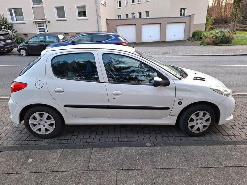 Gebraucht Peugeot 206 73 PS (53 kW) 2011 Weiß Limousine